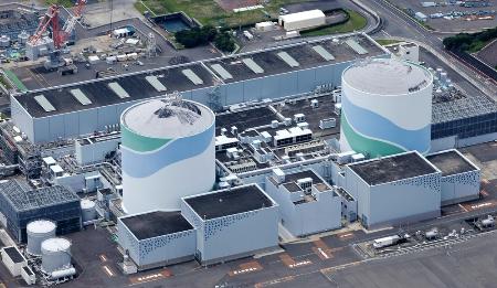 <p>　九州電力川内原発の（左から）１号機、２号機＝２０２４年６月、鹿児島県薩摩川内市</p>