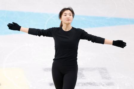 <p>　公式練習を終え、あいさつする坂本花織＝プラハ（共同）</p>