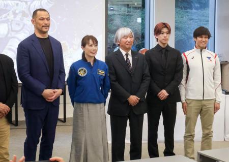 <p>　スポーツ庁とＪＡＸＡが連携を探るために立ち上げた検討委員会が開いたイベントで撮影に応じる（左から）室伏広治氏、山崎直子さんら＝２４日午後、東京都中央区</p>