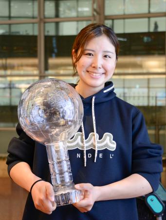 <p>　スノーボードＷ杯アルペン種目総合優勝から帰国した三木つばき＝２４日、羽田空港</p>