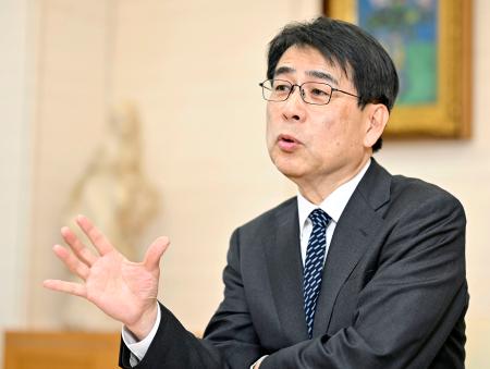 <p>　インタビューに答えるＮＨＫの井上樹彦会長</p>