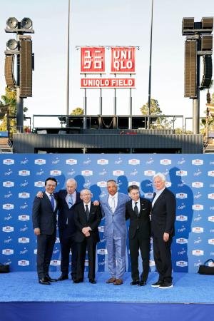 <p>　記念写真に納まるユニクロの柳井正会長（左から３人目）、ドジャースのロバーツ監督（同４人目）ら＝２５日、米ロサンゼルス（共同）</p>