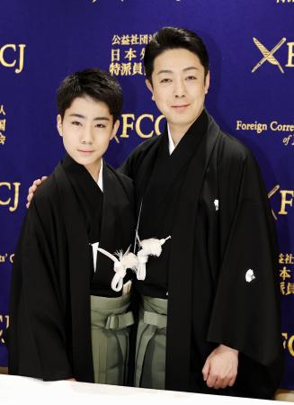 <p>　日本外国特派員協会での記者会見を前に撮影に応じる、八代目尾上菊五郎さん（右）と六代目尾上菊之助さん＝２６日午前、東京都千代田区</p>