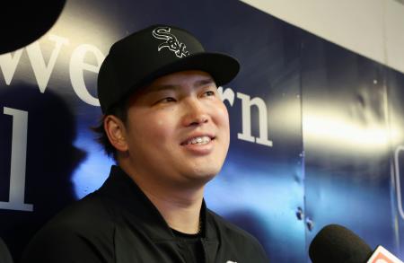 <p>　取材に応じるホワイトソックス・村上＝ミルウォーキー（共同）</p>