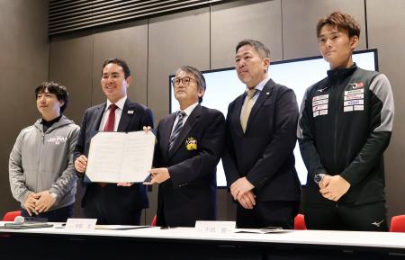 <p>　日本フェンシング協会と日本パラフェンシング協会の連携協定締結式＝２６日、東京都内</p>