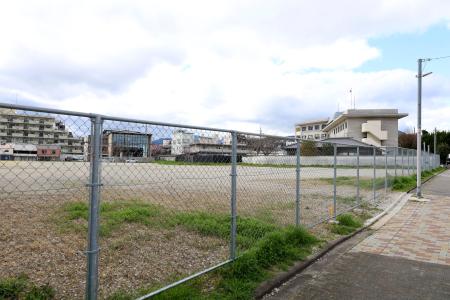 <p>　文化庁が新設を目指す国立「文化財修理センター」の建設地とする方針を固めた京都府警宿舎跡地＝２６日午後、京都市上京区</p>