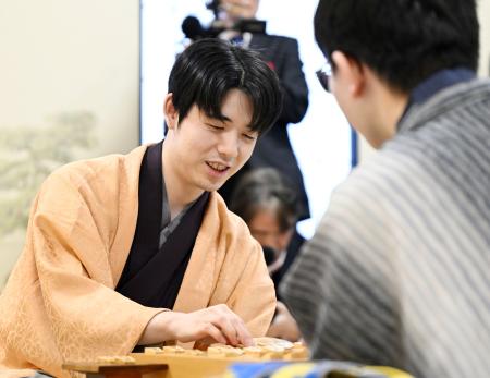<p>　将棋の第７５期王将戦第７局で永瀬拓矢九段を破って５連覇を果たし、笑顔で対局を振り返る藤井聡太王将＝２６日午後、大阪府高槻市の関西将棋会館</p>