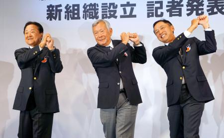 <p>　新会社設立の記者会見でポーズをとる（左から）ＪＧＴＯの倉本昌弘副会長、諸星裕会長、ＮＳＳＫの津坂純社長＝２６日、東京都千代田区</p>