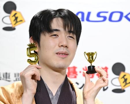 　将棋の第７５期王将戦で５連覇を果たし、笑顔で写真に納まる藤井聡太王将＝２６日午後、大阪府高槻市の関西将棋会館