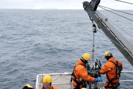 <p>　氷山が浮く海から観測機器を引き揚げるしらせ乗員＝２６日、南極海・トッテン氷河沖（南極観測隊同行記者）</p>