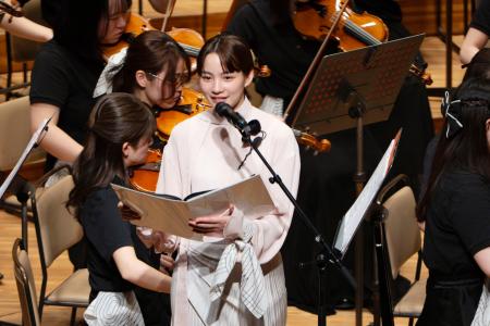 <p>　東北ユースオーケストラの公演で朗読するのんさん＝２６日、東京・赤坂のサントリーホール</p>