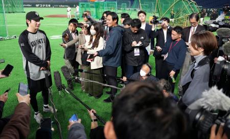 <p>　練習後、取材対応する巨人・竹丸＝東京ドーム</p>