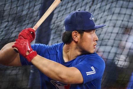 <p>　開幕戦を翌日に控え打撃練習をするブルージェイズ・岡本＝２６日、トロント（カナディアンプレス提供・ＡＰ＝共同）</p>