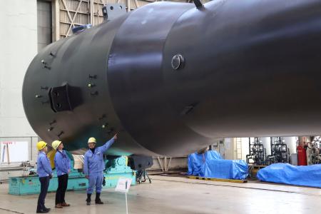 <p>　報道陣に公開された蒸気発生器＝２７日午後、神戸市</p>