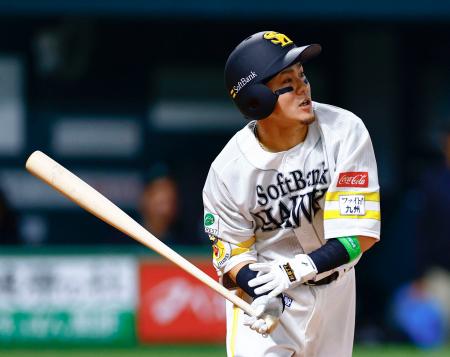 <p>　８回ソフトバンク１死一、三塁、牧原大が決勝の右犠飛を放つ＝みずほペイペイドーム</p>