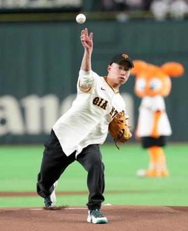 <p>　始球式を務める、ミラノ・コルティナ冬季五輪スノーボード金メダリストの木村葵来＝東京ドーム</p>