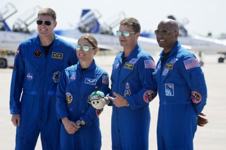 <p>　月周回飛行に向け、米南部フロリダ州のケネディ宇宙センターに到着したＮＡＳＡのリード・ワイズマン飛行士（右から２人目）ら４人＝２７日（ＡＰ＝共同）</p>