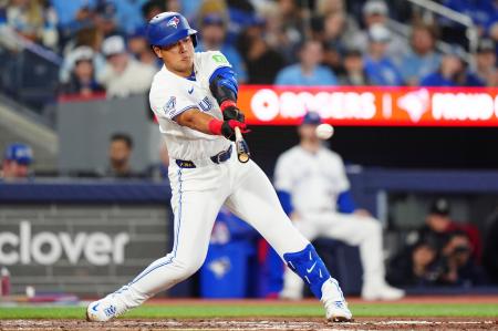 <p>　アスレチックス戦の７回、左前にメジャー初安打を放つブルージェイズ・岡本＝トロント（カナダ通信・ＡＰ＝共同）</p>