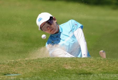 <p>　第２ラウンド、１８番でバンカーショットを放つ勝みなみ。通算１３アンダーで３位に浮上した＝ワールウインドＧＣ（共同）</p>