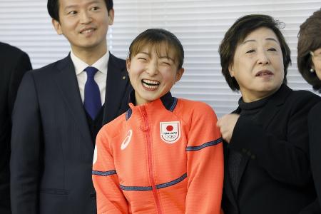 <p>ミラノ・コルティナ冬季五輪の壮行会で斎藤元彦兵庫県知事（左）らと写真に納まるフィギュアスケート女子の坂本花織＝２０２６年１月、神戸市中央区</p>