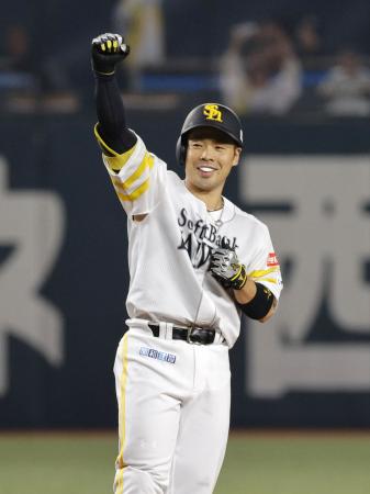 <p>　５回、走者一掃の逆転二塁打を放ちガッツポーズするソフトバンク・近藤＝みずほペイペイドーム</p>