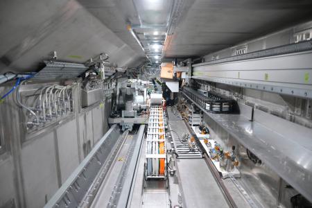 <p>　ロボットアームを収納する「エンクロージャ」の内部＝２月、福島県楢葉町（代表撮影）</p>