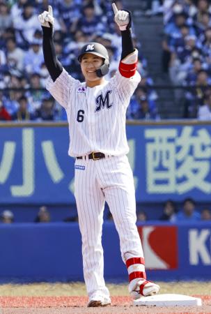 <p>　１回、先制二塁打を放ち、声援に応えるロッテ・西川＝ＺＯＺＯマリン</p>