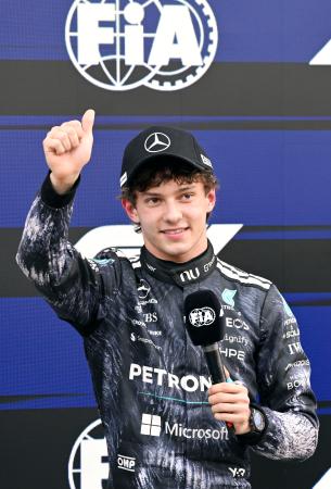 <p>　予選を終え歓声に応えるメルセデスのキミ・アントネッリ。ポールポジションを獲得した＝鈴鹿サーキット</p>