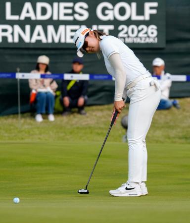 　第２日、１８番でパットを放つ高橋彩華。通算９アンダーで首位＝ＵＭＫＣＣ