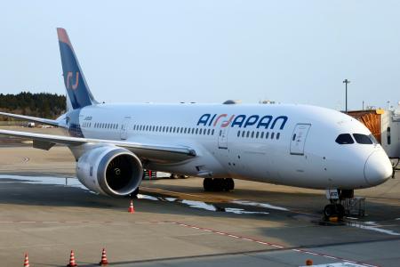 <p>　３月で運航を休止するエアージャパンの機体＝２８日午後、成田空港</p>