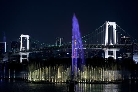 　東京都が港区のお台場海浜公園に整備した世界最大級の噴水「東京アクアシンフォニー」＝２８日夜