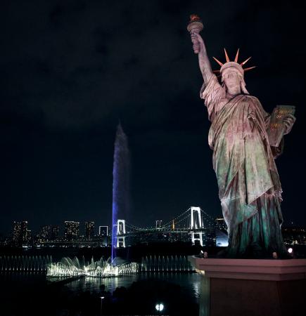 <p>　お台場海浜公園に整備した「東京アクアシンフォニー」。右は自由の女神＝２８日夜、東京都港区</p>