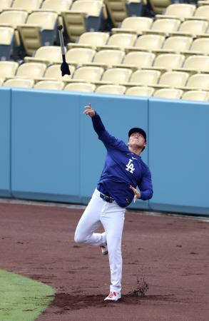 <p>　試合前に調整するドジャース・山本＝ロサンゼルス（共同）</p>