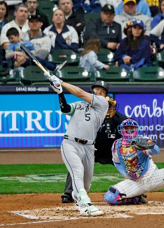 <p>　ブルワーズ戦の４回、メジャーデビューから２試合連続本塁打となる２号ソロを放つホワイトソックス・村上＝ミルウォーキー（共同）</p>