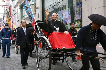 <p>　「御名残道頓堀お練り」を行う片岡仁左衛門さん＝２９日午後、大阪・道頓堀</p>