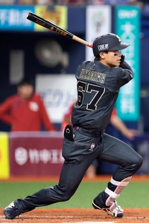 <p>　１回オリックス無死満塁、中川が中前に適時打を放つ＝京セラドーム</p>