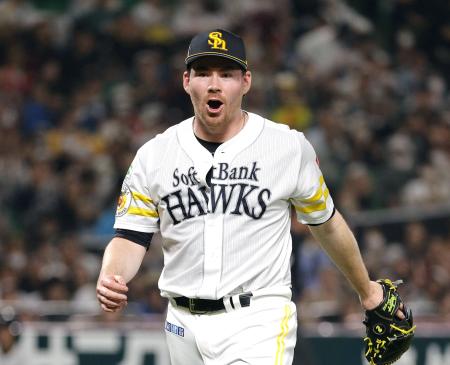 <p>　５回を投げ終え、ベンチに戻るソフトバンクのスチュワート。２季ぶりの勝利を挙げた＝みずほペイペイドーム</p>