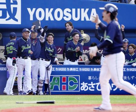 <p>　８回、サンタナの３点二塁打で逆転し、喜ぶ池山監督（左端）らヤクルトベンチ＝横浜</p>