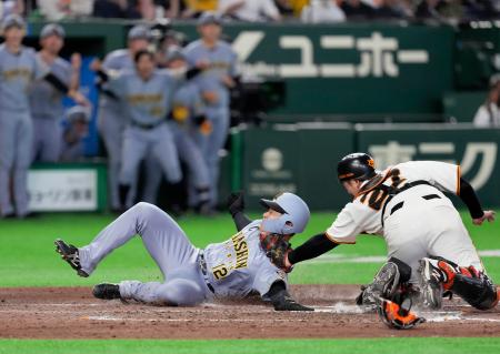 <p>　８回、代打木浪の勝ち越し内野安打で生還した阪神の二走坂本。巨人の捕手岸田＝東京ドーム</p>