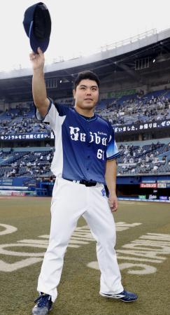 <p>　５安打完封で今季初勝利を挙げ、ファンの声援に応える西武・平良＝ＺＯＺＯマリン</p>