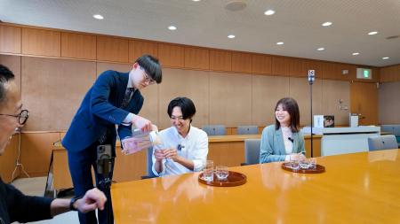 <p>　東京都東久留米市が自主制作した公式動画「公務員の昼休み」の撮影などの様子（同市提供）</p>