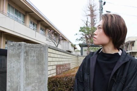 <p>　通級指導教室の支援員として働いた母校の校舎を見る新井麻衣良さん＝埼玉県熊谷市</p>