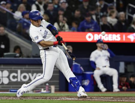 <p>　米大リーグ、アスレチックス戦の４回、メジャー初本塁打を放つブルージェイズ・岡本和真＝２９日、トロント（共同）</p>