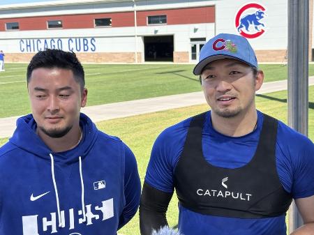 <p>　取材に応じるカブスの鈴木（右）＝２３日、メサ</p>