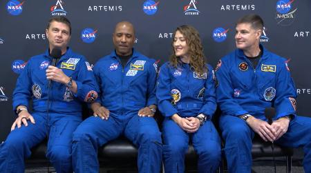 <p>　記者会見するＮＡＳＡのリード・ワイズマン飛行士（左端）ら４人＝２９日、米フロリダ州のケネディ宇宙センター（ＮＡＳＡの中継から・共同）</p>