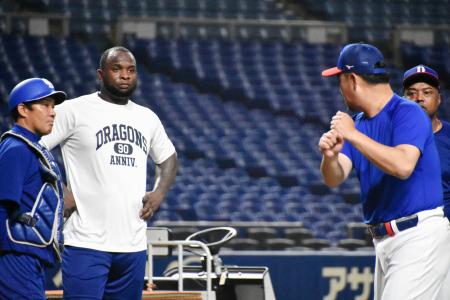 <p>　松中打撃統括コーチ（右手前）から指導を受ける中日・サノー（左から２人目）＝バンテリンドーム</p>