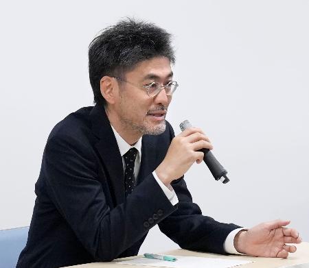 <p>　記者会見する長崎みなとメディカルセンターの早川航一救命救急センター長＝３０日午前、長崎市役所</p>