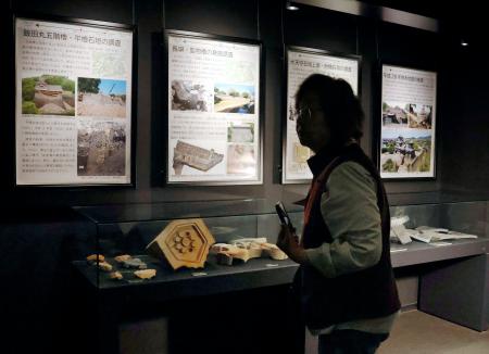 <p>　熊本城天守閣で始まった復旧工事に伴う文化財調査のパネル展＝３０日午前、熊本市</p>