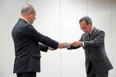 <p>　原子力規制委に報告書を提出する中部電力の豊田哲也原子力本部長（右）＝３１日午前、東京都港区</p>