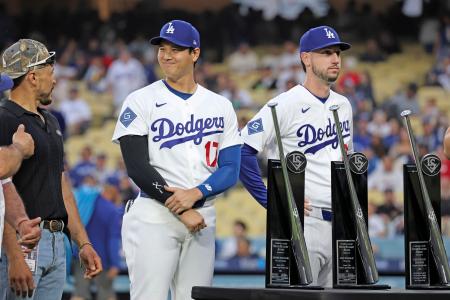 <p>　シルバースラッガー賞の表彰で、笑顔を見せるドジャース・大谷。その右は同じく受賞者のタッカー＝ロサンゼルス（共同）</p>